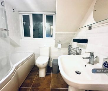 1 bedroom in a flat share to rent - Photo 5