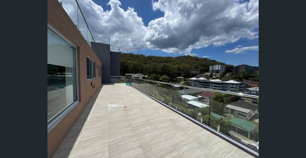 Modern 2-Bedroom Apartment in West Gosford - Convenient Location & Stunning Views - Photo 1