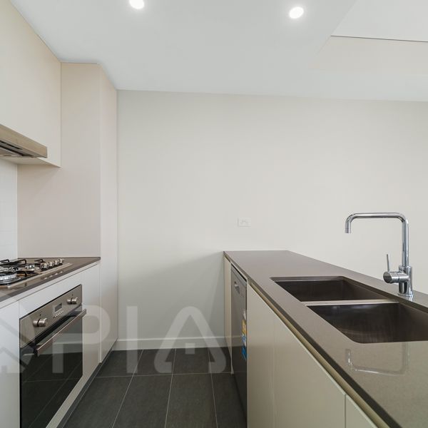 Modern 1 bedroom apartment close to amenities for lease - Photo 1