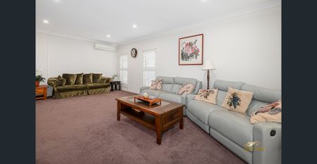 Large Double Storey with Five beedroom & Four living in in Quiet and Quality Proximity - Photo 2