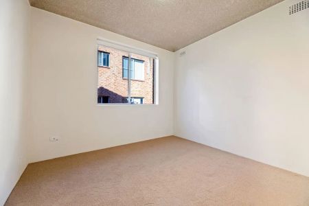 “Riverside Ease & Top-Floor Privacy | Walk-to-Everything 2-Bed Apartment” - Photo 3