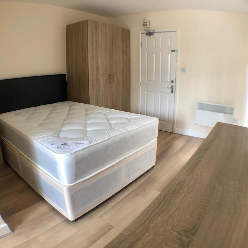 1 bedroom in a flat share to rent - Photo 1