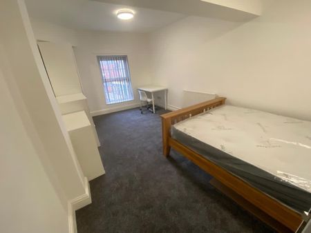 3 bedroom flat to rent - Photo 2