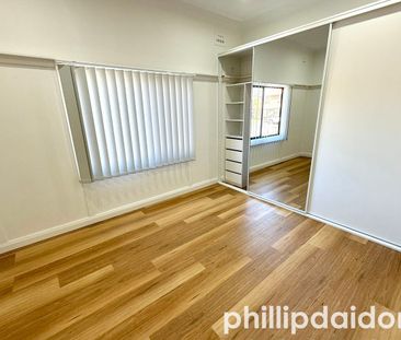 ULTRA CONVENIENT NEWLY RENOVATED 3 BEDROOM HOUSE - Photo 3