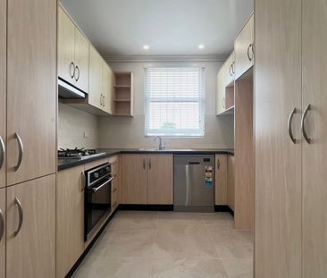 Lovely Three Bedroom Apartment, Conveniently Located! - Photo 4