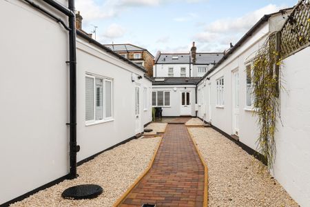 Stunning High Spec One Bedroom Conversion to Let in a Secluded Mews in Twickenham. No parking. - Photo 2