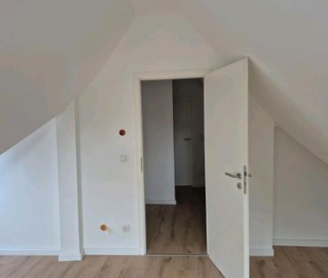 Schöne neu renovierte 2 Etagen Wohnung mit Balkon in Düsseldorf - Photo 1