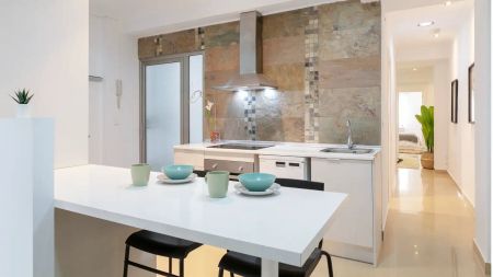 Room in a shared 5-bedroom apartment for rent in Alicante, perfect for professionals and students - Photo 5