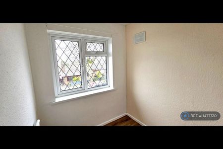 3 bedroom semi-detached house to rent - Photo 3