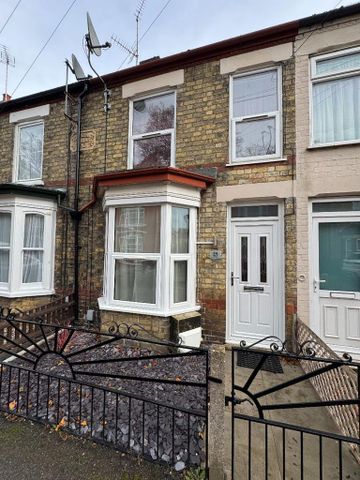 3 bedroom semi-detached house to rent - Photo 2