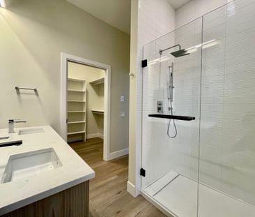 3 BED, 3 BATH HOME – WEST HARBOUR, LAKE – POOL – PICKLEBALL – GYM - Photo 3