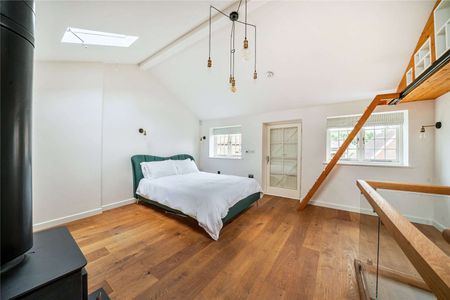 A well presented character home in the charming village of Brasted. - Photo 2