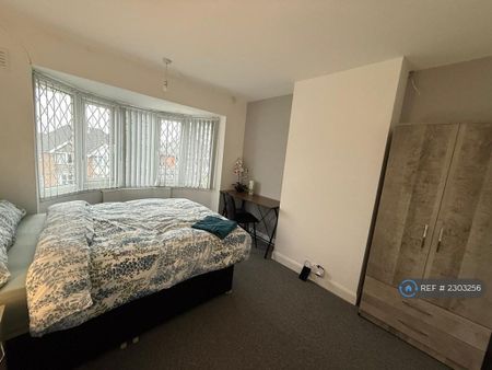 1 bedroom in a house share to rent - Photo 2