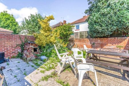 4 bedroom terraced house to rent - Photo 2