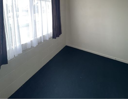 Two bedroom apartment in a handy location - Photo 1