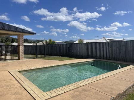 LARGE FAMILY HOME WITH POOL IN GREAT CONDITION - Photo 5