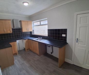 3 bedroom end of terrace house to rent - Photo 4