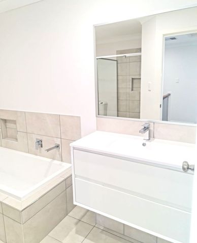 3 BEDROOM 2 BATHROOM TOWNHOUSE WITH DUCTED AIR - Photo 4