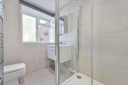 3 bedroom flat to rent - Photo 4