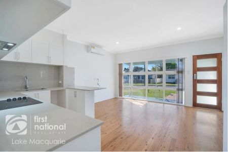 Charming 2 Bedroom Home in a Central Location - Photo 3