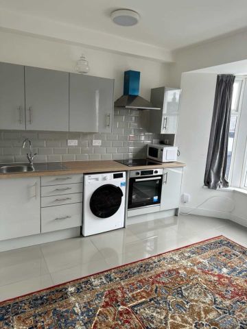 Price £1,250 pcm - Available 12/05/2025 - Furnished - Photo 3