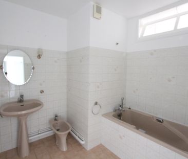 Location Appartement 2 pièces 61m² LA CHARITE SUR LOIRE 58400 - Photo 2