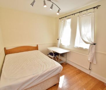 3 bedroom end of terrace house to rent - Photo 2