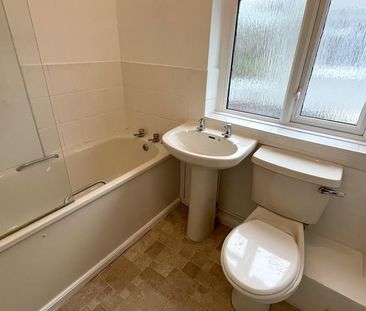 3 bedroom end of terrace house to rent - Photo 2