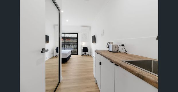 Private Ensuite Room with Courtyard - All Bills & Internet Included | From $285/week - Photo 1