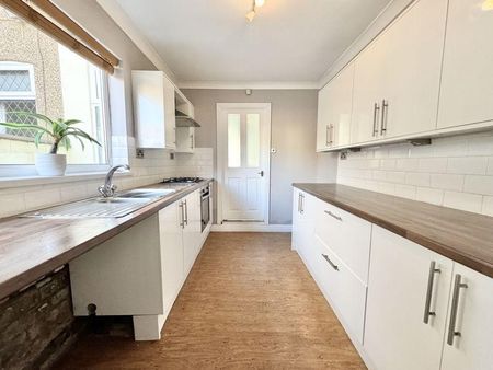 3 bedroom terraced house to rent - Photo 5