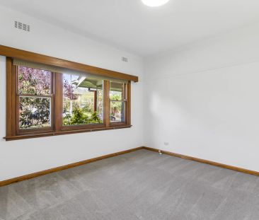 Comfortable Living in a Quiet Glen Iris Street - Photo 2