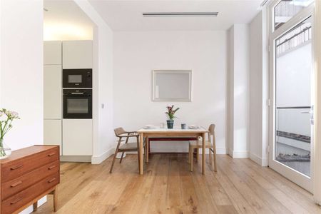 A beautifully appointed one double bedroom 2 bathroom apartment, situated within this converted period building, located in the heart of the City. - Photo 4