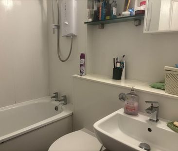 Room in a Shared Flat, St Marys Street, EH1 - Photo 6