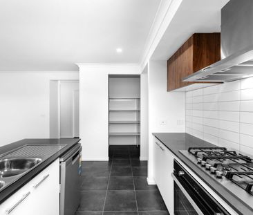 Stylish Brand-New Family Home in a Peaceful Thornhill Park Location - Photo 6