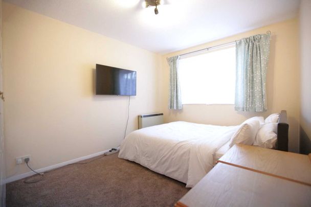 Guide Price £1,850 pcm - Available Now - Unfurnished - Photo 1