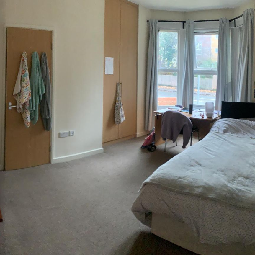 Basingstoke Road - Photo 1