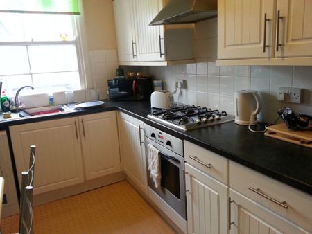 2 Bedroom Terraced To Rent in Lenton - Photo 4