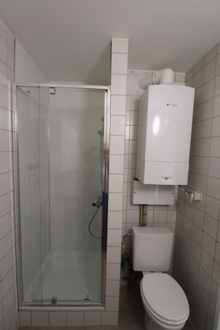 Een gerenoveerd appartement op de eerste verdieping achteraan met autostaanplaats - Photo 2