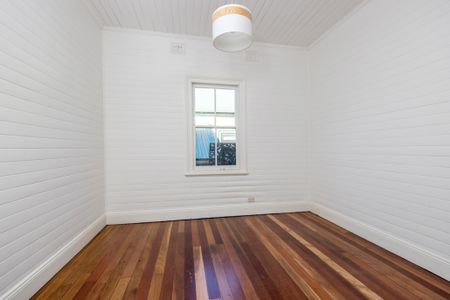 ARCHITECTURALLY DESIGNED HOME - Photo 2