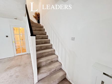 2 bedroom house to rent Challinor, Harlow, CM17 - Photo 2