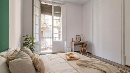 Room in a shared 7-bedroom apartment for rent in el Gòtic, bills included, perfect for professionals and students - Photo 5
