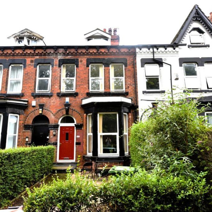 6 bedroom House in Hyde Park, Leeds - Photo 1