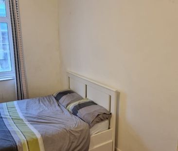 Room in a Shared Flat, Clapton Common, E5 - Photo 3