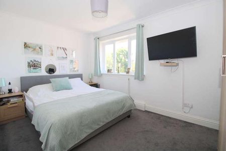 Westland Close, Stanwell, TW19 - Photo 3