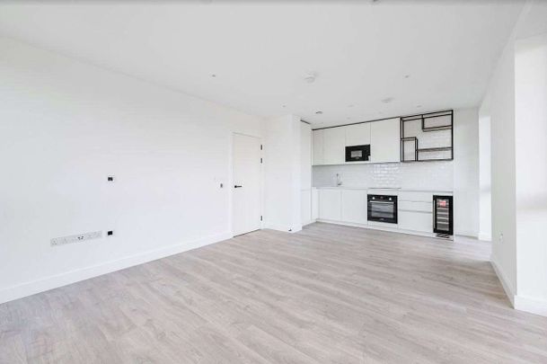 A fantastic two bedroom apartment available in an exceptional London canal side development. - Photo 1