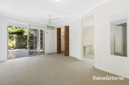 Spacious Ground-Floor Unit with Expansive Leafy Courtyard - Photo 4