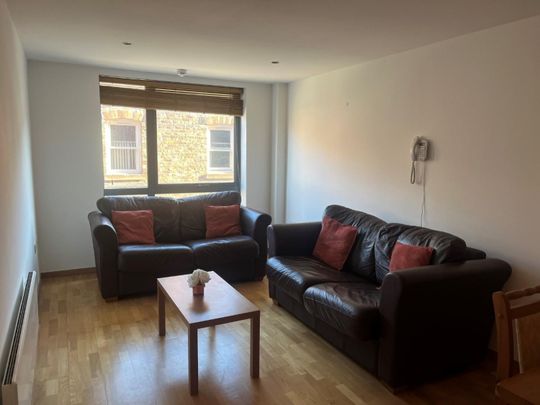 2 bedroom Flat To Let - Photo 1