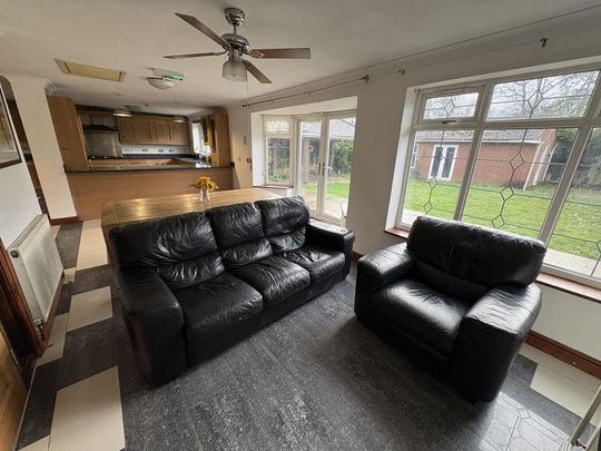 9 bedroom detached house to rent - Photo 1