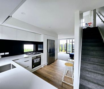 Beautifully Designed Furnished Townhouse for Rent - Photo 4