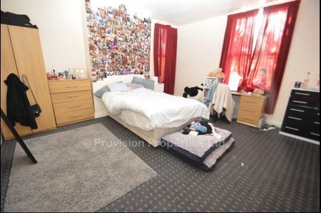 8 Bedroom Houses in Headingley - Photo 4